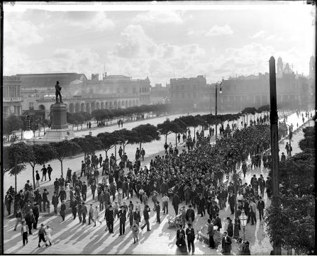  Cortejo fúnebre. Plaza Independencia. Años 1896-1906 (aprox.). (Foto: Colección Fitz-Patrick No. 51. Autor: John Fitz-Patrick/Sodre).