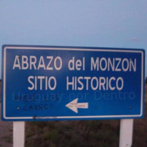 Cartel en la ruta del sitio histórico del Abrazo del Monzón. Foto: Daniel González, Facebook de Uruguay por Dentro.